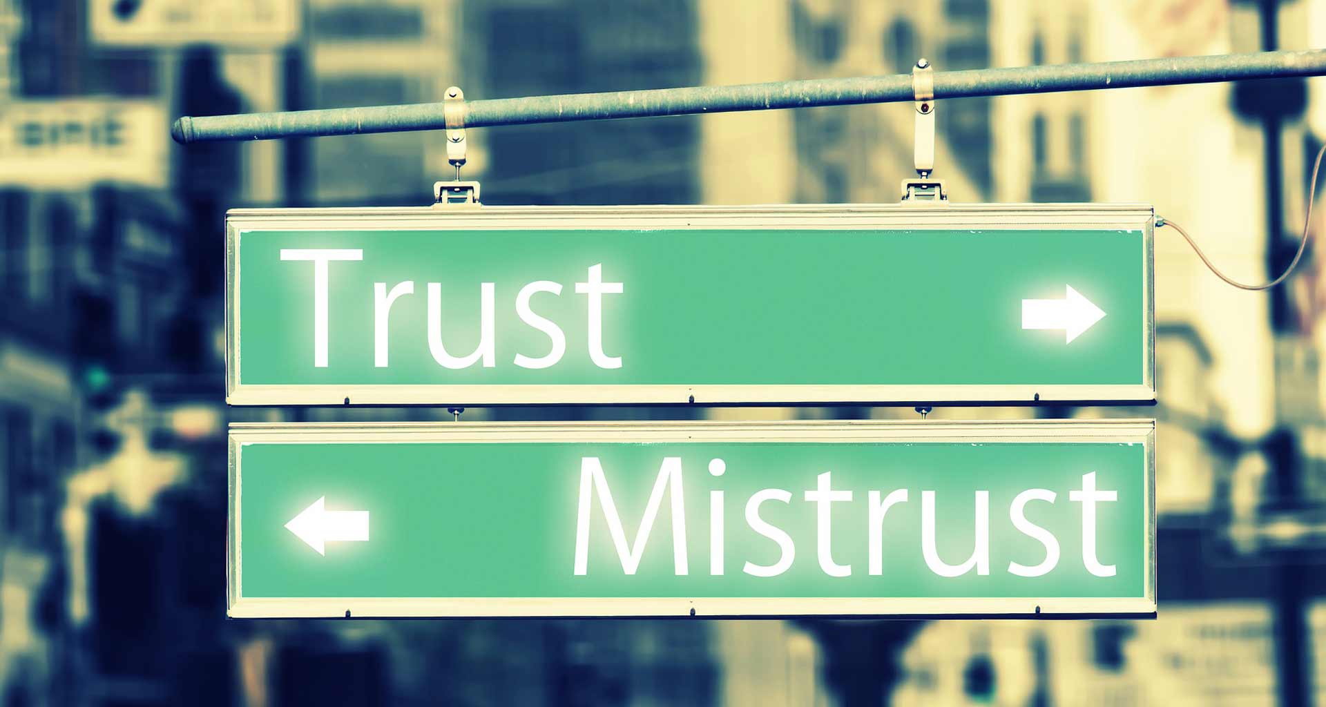 Ein Schild auf dem steht TRUST und MISTRUST