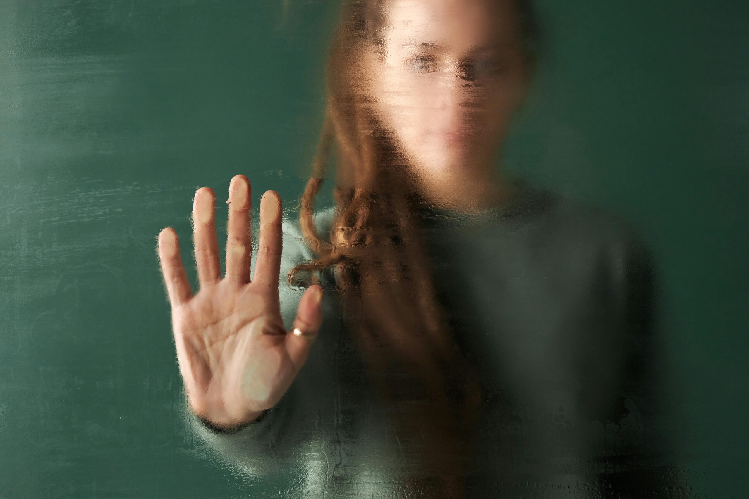 Frau hebt abwehrend die Hand
